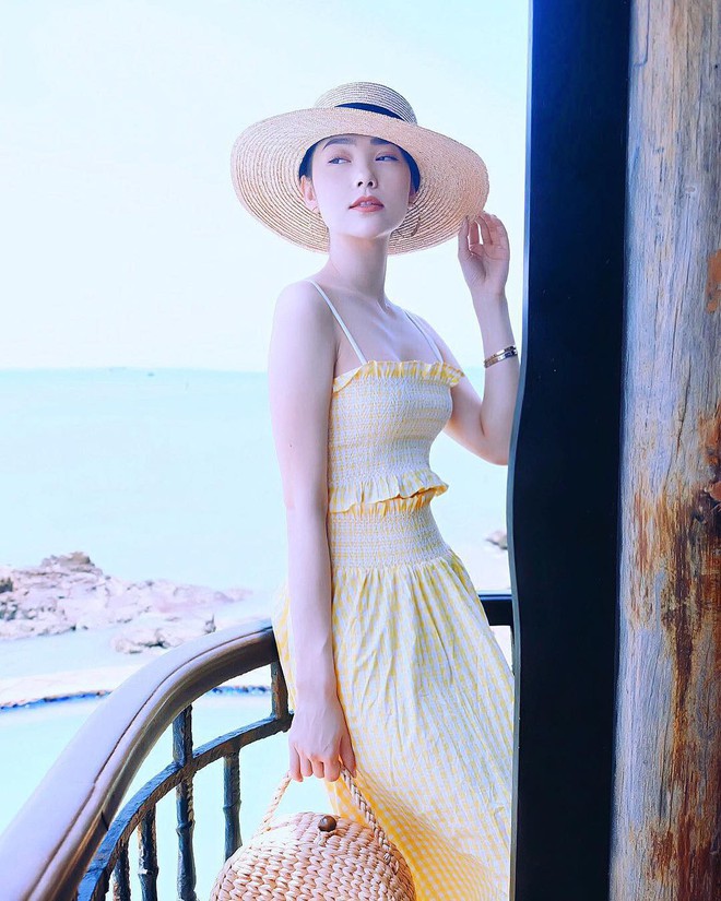 Tiết kiệm hết cỡ như Minh Hằng: Diện v&aacute;y đi biển m&ugrave;a h&egrave; để mừng Gi&aacute;ng sinh nhưng vẫn đẹp lung linh - Ảnh 3.