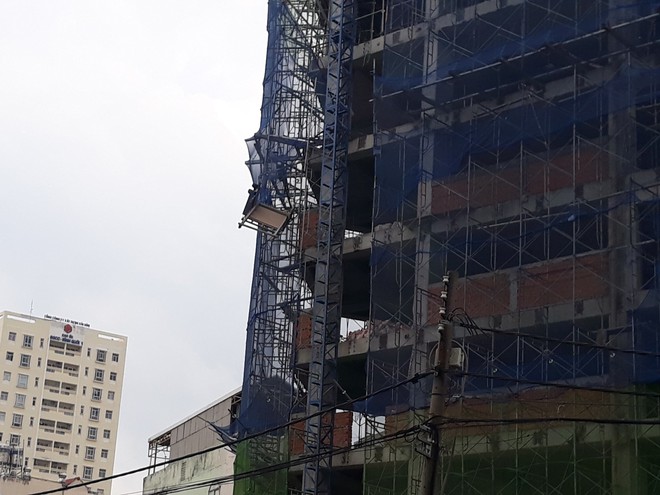Đứt c&aacute;p tại c&ocirc;ng tr&igrave;nh x&acirc;y dựng ở S&agrave;i G&ograve;n, 1 người bị rơi từ tầng cao xuống đất bất tỉnh - Ảnh 2.