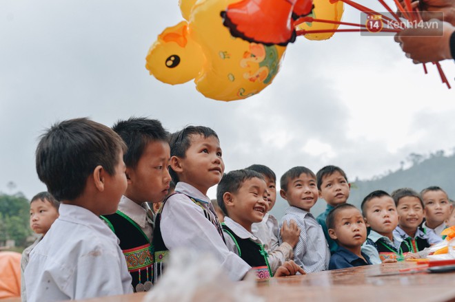 Một m&ugrave;a đ&ocirc;ng ấm &aacute;p v&agrave; tr&agrave;n ngập tiếng cười với trẻ em v&ugrave;ng cao bi&ecirc;n giới - Ảnh 4.