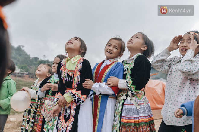 Một m&ugrave;a đ&ocirc;ng ấm &aacute;p v&agrave; tr&agrave;n ngập tiếng cười với trẻ em v&ugrave;ng cao bi&ecirc;n giới - Ảnh 1.