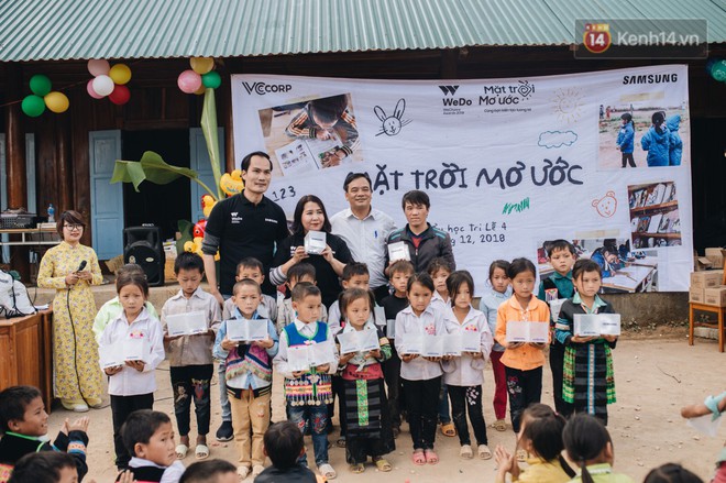 Một m&ugrave;a đ&ocirc;ng ấm &aacute;p v&agrave; tr&agrave;n ngập tiếng cười với trẻ em v&ugrave;ng cao bi&ecirc;n giới - Ảnh 10.