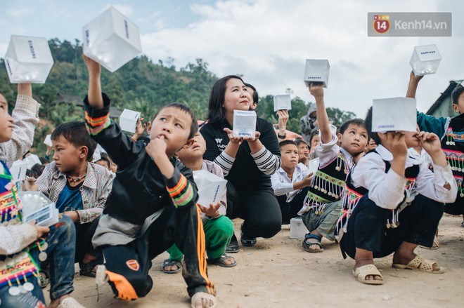 Một m&ugrave;a đ&ocirc;ng ấm &aacute;p v&agrave; tr&agrave;n ngập tiếng cười với trẻ em v&ugrave;ng cao bi&ecirc;n giới - Ảnh 7.