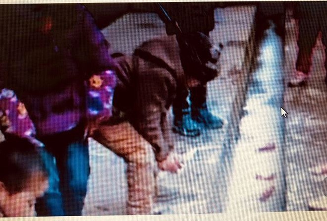 Trung Quốc xôn xao vụ học sinh đổ sữa xuống cống - Ảnh 1.