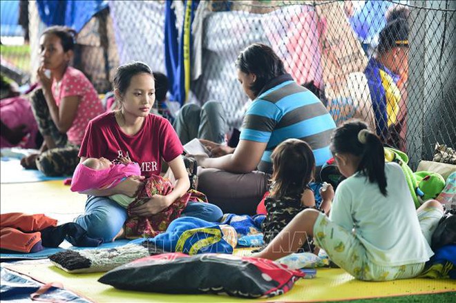 Indonesia: Nạn nhân thảm họa không dám rời trại trú ẩn vì sợ sóng thần tái diễn - Ảnh 1.