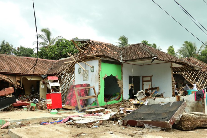 Indonesia: Nạn nhân thảm họa không dám rời trại trú ẩn vì sợ sóng thần tái diễn - Ảnh 2.