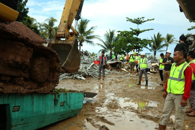  Hàng trăm ngôi nhà vùng ảnh hưởng sóng thần ở Indonesia lại bị chìm trong nước lũ  - Ảnh 1.
