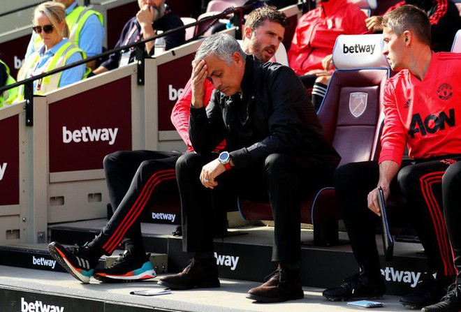 Jose Mourinho - Dưới m&aacute;i t&oacute;c muối ti&ecirc;u l&agrave; đ&ocirc;i mắt chết ch&oacute;c, bất cứ ai cũng sợ phải nh&igrave;n v&agrave;o - Ảnh 3.