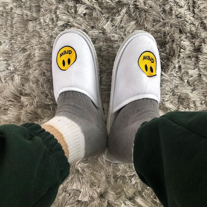 Bị ch&ecirc; mặc luộm thuộm, Justin Bieber thiết kế rồi b&aacute;n lu&ocirc;n mẫu d&eacute;p kh&aacute;ch sạn v&agrave; lập tức ch&aacute;y h&agrave;ng tr&ecirc;n mọi mặt trận - Ảnh 7.