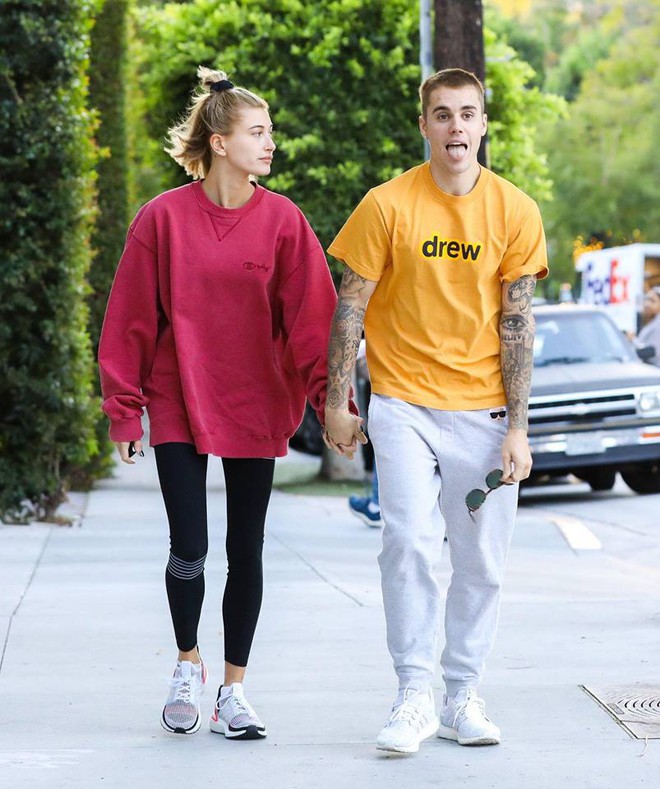 Bị ch&ecirc; mặc luộm thuộm, Justin Bieber thiết kế rồi b&aacute;n lu&ocirc;n mẫu d&eacute;p kh&aacute;ch sạn v&agrave; lập tức ch&aacute;y h&agrave;ng tr&ecirc;n mọi mặt trận - Ảnh 1.
