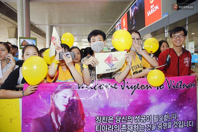 Jiyeon (T-ara) đẹp lung linh, mẹ của cô khiến fan Việt mắt tròn mắt dẹt vì quá chất tại sân bay Tân Sơn Nhất - Ảnh 11.
