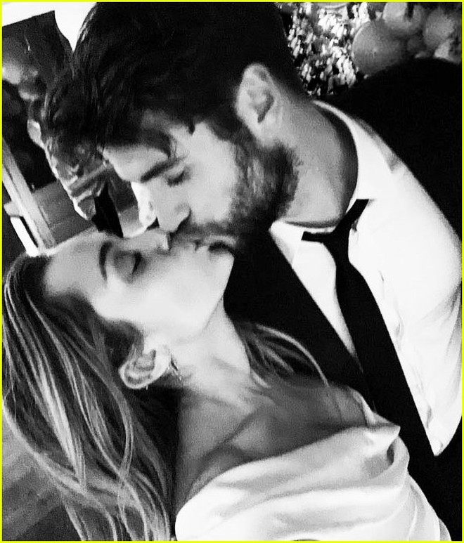 Miley Cyrus xác nhận đã kết hôn với Liam Hemsworth bằng loạt hình cưới tình bể bình - Ảnh 2.