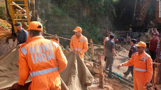 Ấn Độ nỗ lực giải cứu 15 thợ mỏ bị mắc kẹt trong nước lũ - Ảnh 1.