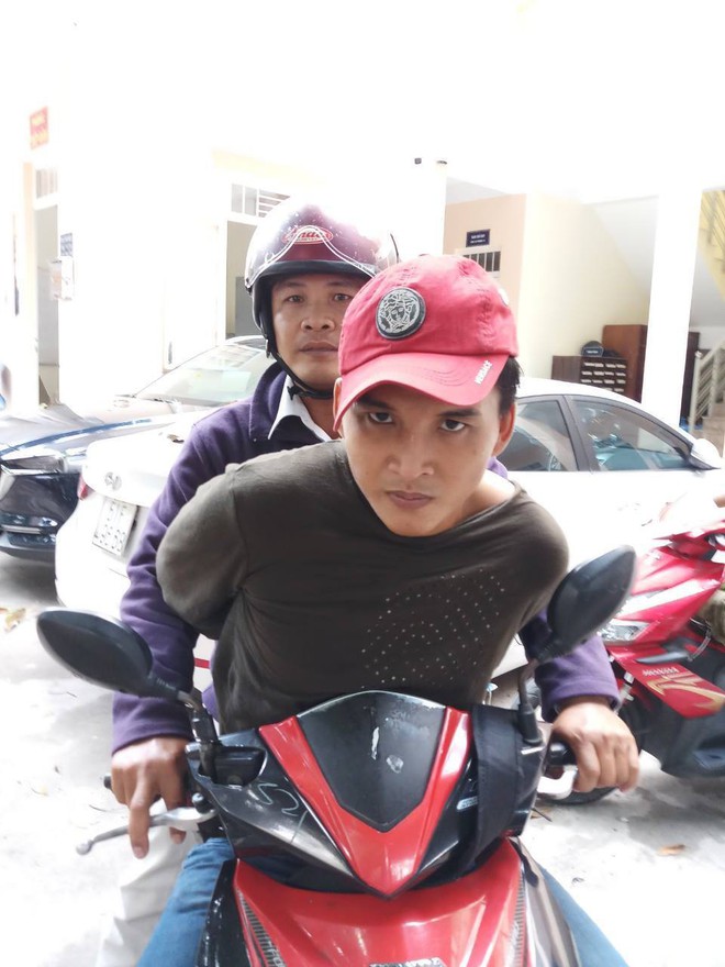 Hai thanh niên đi xe tay ga trộm chim ở Sài Gòn - Ảnh 2.