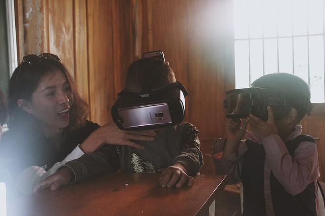 Kính thực tế ảo VR bất ngờ “ghé thăm” lớp học vùng cao Tri Lễ - Ảnh 1.