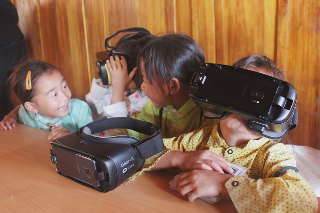 Kính thực tế ảo VR bất ngờ “ghé thăm” lớp học vùng cao Tri Lễ - Ảnh 2.