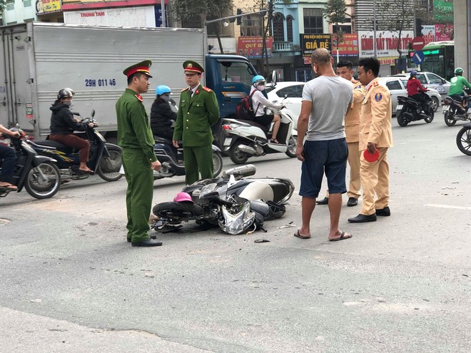 Hà Nội: Xe bồn lao nhanh húc văng 3 xe máy, đâm đuôi xe cẩu mới chịu dừng lại khiến 4 người bị thương - Ảnh 3.