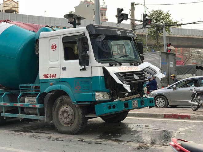 Hà Nội: Xe bồn lao nhanh húc văng 3 xe máy, đâm đuôi xe cẩu mới chịu dừng lại khiến 4 người bị thương - Ảnh 1.