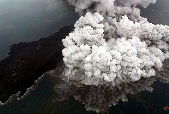Indonesia nâng cảnh báo vì núi lửa hoạt động mạnh - Ảnh 1.