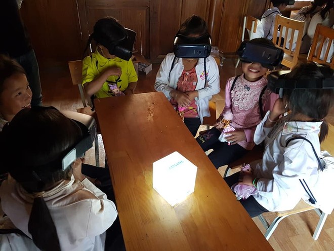 K&iacute;nh thực tế ảo VR bất ngờ &ldquo;gh&eacute; thăm&rdquo; lớp học v&ugrave;ng cao Tri Lễ - Ảnh 3.