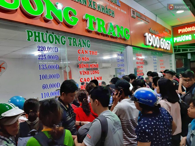 Ngày làm việc cuối cùng trong năm: Người Hà Nội đội mưa rét ra bến xe, Sài Gòn ùn tắc nhiều ngả đường - Ảnh 32.