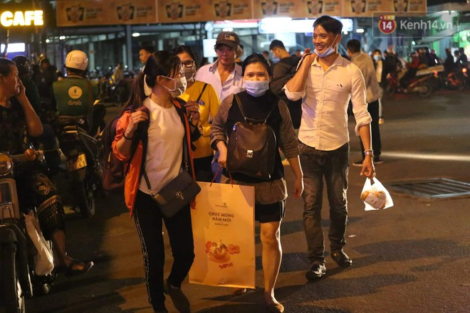 Ngày làm việc cuối cùng trong năm: Người Hà Nội đội mưa rét ra bến xe, Sài Gòn ùn tắc nhiều ngả đường - Ảnh 34.