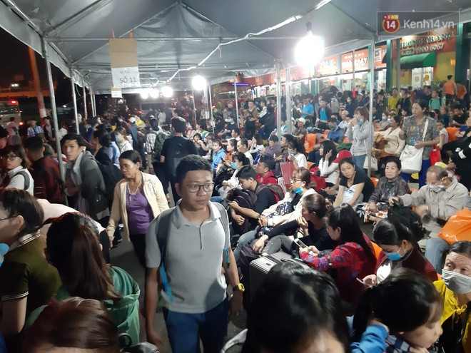 Ngày làm việc cuối cùng trong năm: Người Hà Nội đội mưa rét ra bến xe, Sài Gòn ùn tắc nhiều ngả đường - Ảnh 33.