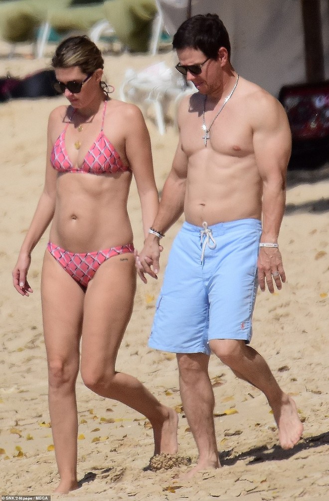 Cổ tích tình yêu giản dị giữa showbiz: 17 năm bên nhau, tài tử Transformers Mark Wahlberg vẫn luôn nắm chặt tay vợ như mới yêu - Ảnh 1.