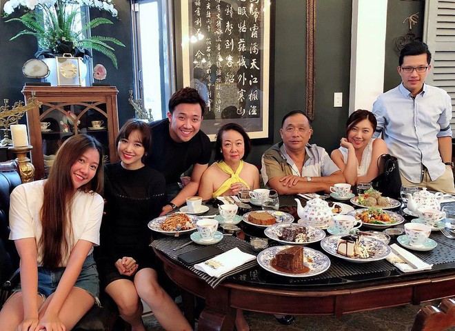 Hiếm hoi lắm, gia đ&igrave;nh Trấn Th&agrave;nh v&agrave; Hari Won mới hội ngộ trong một khung h&igrave;nh sau 2 năm kết th&ocirc;ng gia - Ảnh 3.