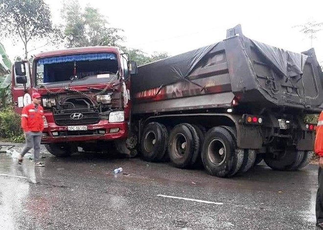 Nghệ An: Xe bu&yacute;t chở h&agrave;ng chục kh&aacute;ch lao xuống vực b&ecirc;n đường sau va chạm với xe đầu k&eacute;o - Ảnh 2.