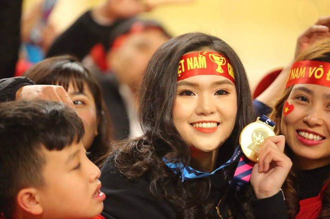 Không phải hot girl, 2018 là năm lên ngôi của hội bạn gái các cầu thủ đội tuyển Việt Nam! - Ảnh 1.