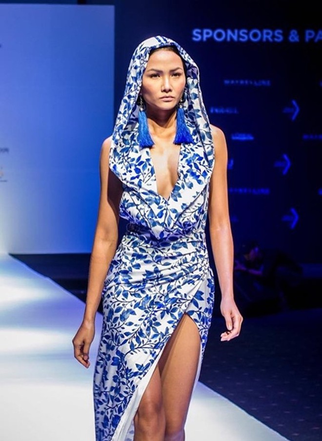 Thần thái catwalk tại show Đỗ Mạnh Cường quá đỉnh, netizen quốc tế khuyên H'Hen Niê nên thẳng tiến đến Paris Fashion Week - Ảnh 4.