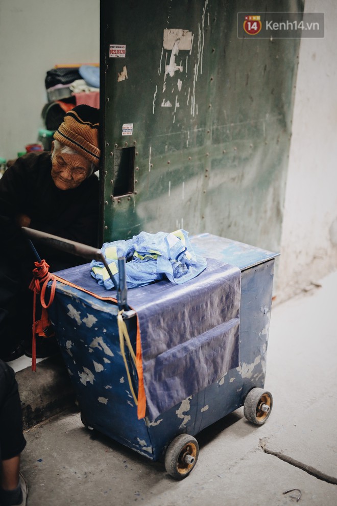 Ghé thăm cụ bà lưng còng trong bức ảnh gục đầu bên gánh hàng rong giữa ngã tư Hà Nội khiến nhiều người xót xa - Ảnh 3.