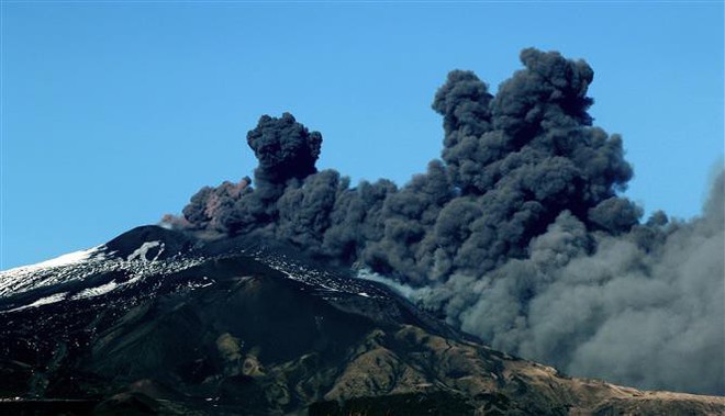 Italy ban bố tình trạng khẩn cấp sau thảm họa động đất, núi lửa  - Ảnh 1.