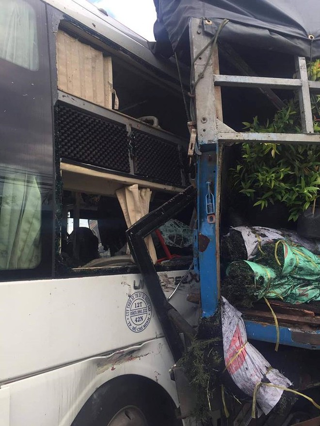 Xe chở kh&aacute;ch du lịch t&ocirc;ng &ocirc; t&ocirc; tải, 9 người thương vong - Ảnh 2.
