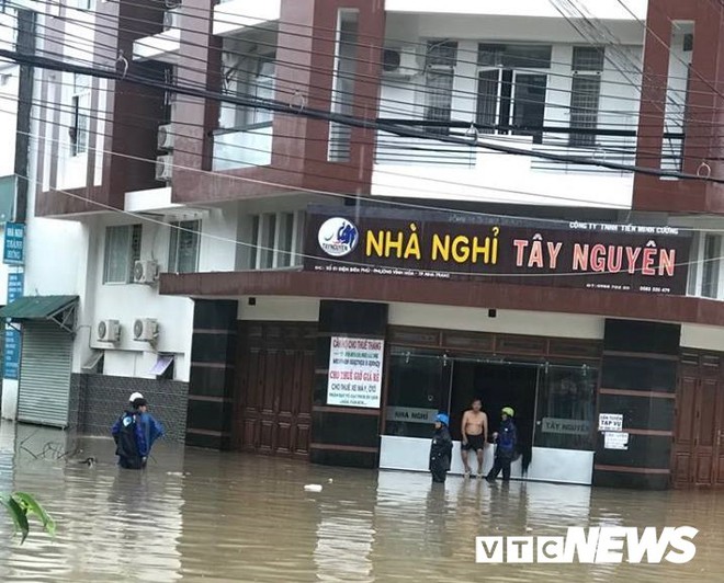 Mưa lớn, TP Nha Trang ngập m&ecirc;nh m&ocirc;ng nước - Ảnh 3.