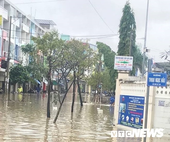 Mưa lớn, TP Nha Trang ngập mênh mông nước - Ảnh 4.