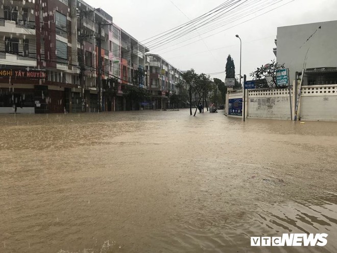 Mưa lớn, TP Nha Trang ngập mênh mông nước - Ảnh 5.