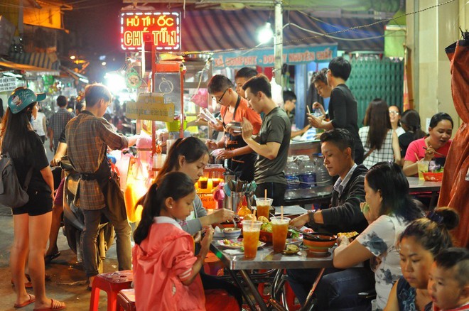 5 khu chợ chiều hội tụ đủ các món ăn vặt vừa ngon vừa rẻ ở Sài Gòn - Ảnh 3.