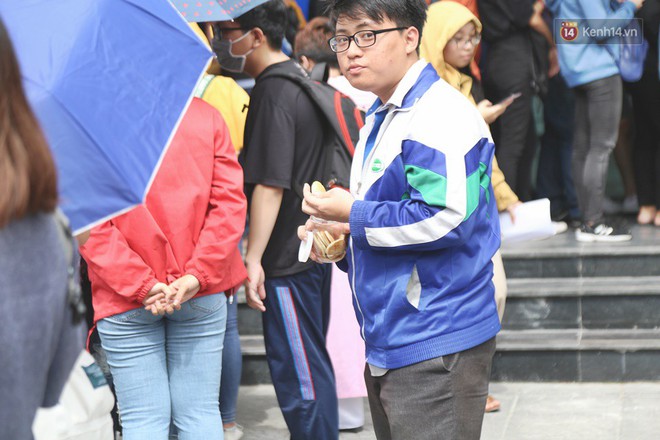 Hàng trăm sinh viên Sài Gòn tiếp tục đội nắng xếp hàng, chen chân giành suất đăng ký dự thi TOEIC  - Ảnh 8.