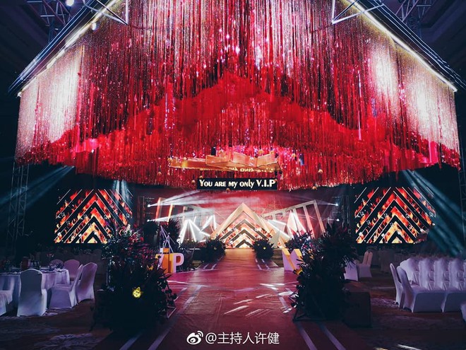 Khi cô dâu và chú rể đều là fan Big Bang: Sân khấu ngập tràn sắc vàng, hoa cưới cũng chính là lightstick - Ảnh 1.