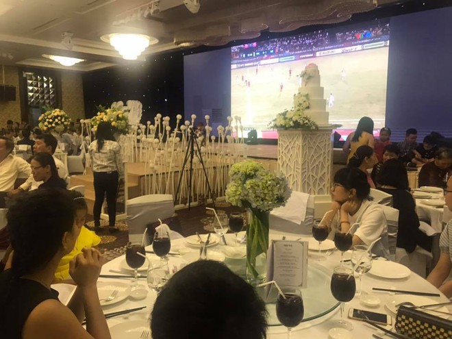 Cô dâu chú rể bật bóng đá ngay trong đám cưới, cùng quan khách nhiệt tình cổ vũ cho đội tuyển Việt Nam trận bán kết lượt đi - Ảnh 7.