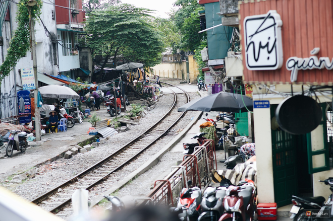 Lên xe bus 2 tầng vòng quanh Hà Nội để khám phá những ngóc ngách thật quen mà cũng thật lạ - Ảnh 9.