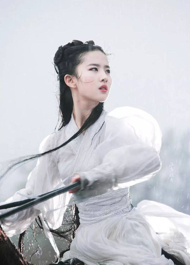 Nhan sắc thật sự của Tiểu Long Nữ mũi to bị photoshop thảm hoạ trên poster Tân Thần Điêu Đại Hiệp 2018 - Ảnh 6.