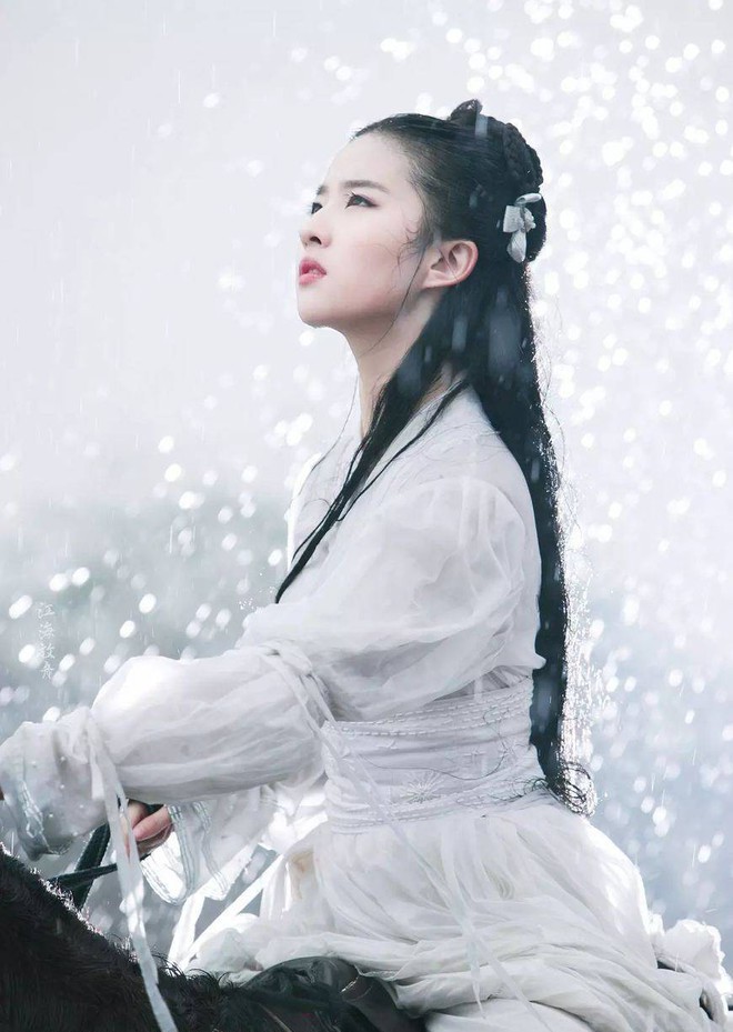 Nhan sắc thật sự của Tiểu Long Nữ mũi to bị photoshop thảm hoạ trên poster Tân Thần Điêu Đại Hiệp 2018 - Ảnh 5.