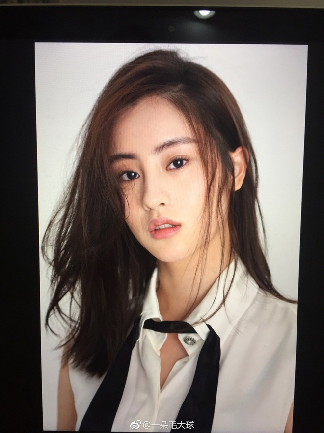 Nhan sắc thật sự của Tiểu Long Nữ mũi to bị photoshop thảm hoạ tr&ecirc;n poster T&acirc;n Thần Đi&ecirc;u Đại Hiệp 2018 - Ảnh 9.