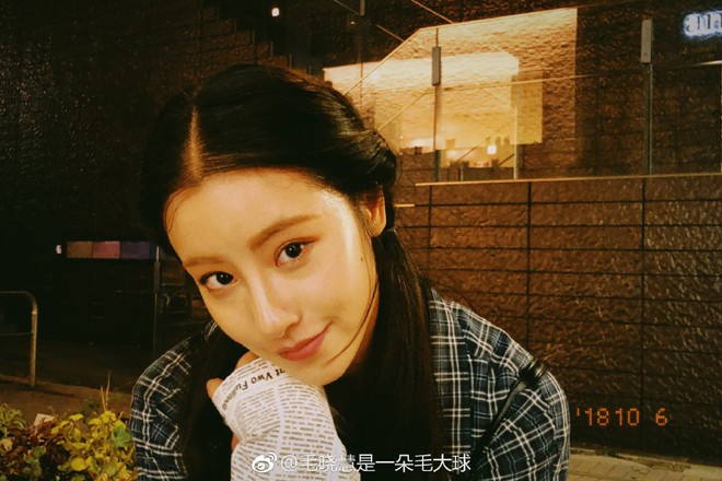 Nhan sắc thật sự của Tiểu Long Nữ mũi to bị photoshop thảm hoạ tr&ecirc;n poster T&acirc;n Thần Đi&ecirc;u Đại Hiệp 2018 - Ảnh 18.