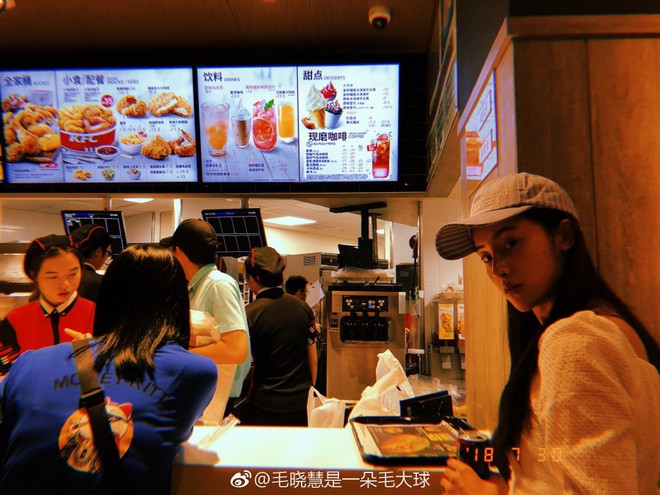 Nhan sắc thật sự của Tiểu Long Nữ mũi to bị photoshop thảm hoạ tr&ecirc;n poster T&acirc;n Thần Đi&ecirc;u Đại Hiệp 2018 - Ảnh 16.