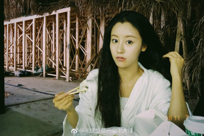 Nhan sắc thật sự của Tiểu Long Nữ mũi to bị photoshop thảm hoạ tr&ecirc;n poster T&acirc;n Thần Đi&ecirc;u Đại Hiệp 2018 - Ảnh 11.