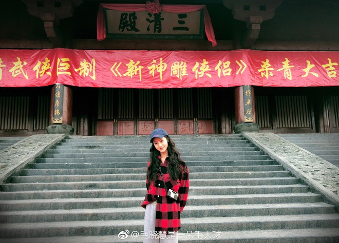 Nhan sắc thật sự của Tiểu Long Nữ mũi to bị photoshop thảm hoạ tr&ecirc;n poster T&acirc;n Thần Đi&ecirc;u Đại Hiệp 2018 - Ảnh 12.