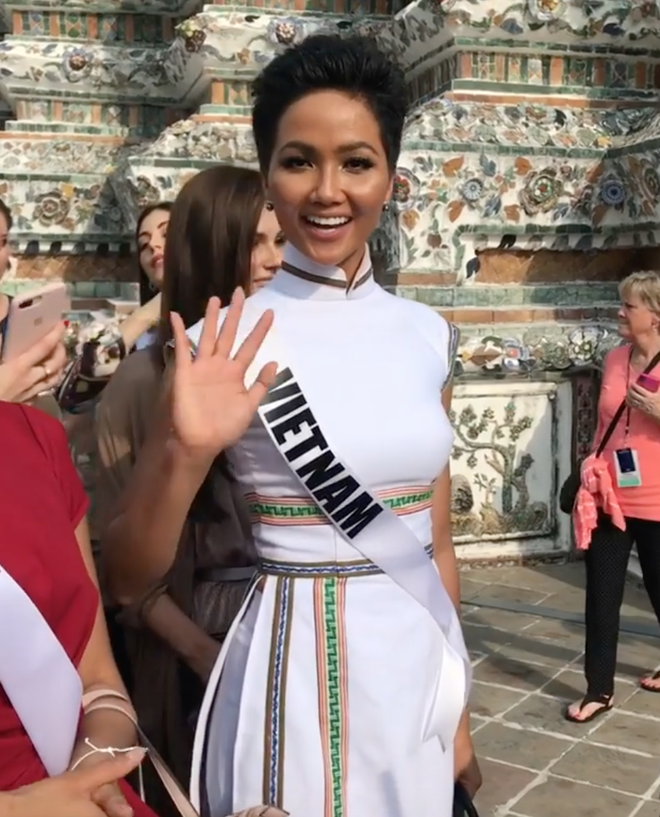 Clip: Giữa dàn thí sinh Miss Universe, H’Hen Niê tự tin trổ tài nói tiếng Thái khiến người dân hò hét phấn khích - Ảnh 3.